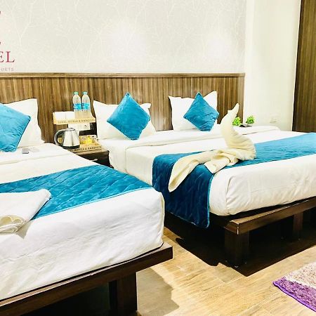 Qotel Hotel Rajouri Garden Above Ritu Marbles, Near Rajouri Garden Metro Station-Couple Friendly New Delhi Bagian luar foto