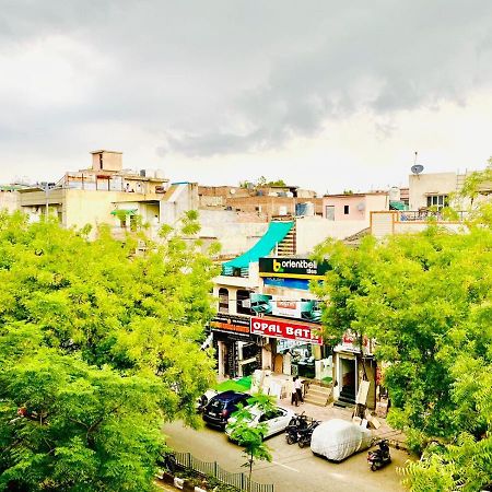Qotel Hotel Rajouri Garden Above Ritu Marbles, Near Rajouri Garden Metro Station-Couple Friendly New Delhi Bagian luar foto