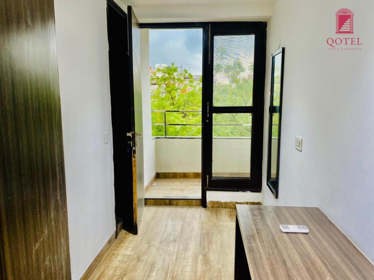Qotel Hotel Rajouri Garden Above Ritu Marbles, Near Rajouri Garden Metro Station-Couple Friendly New Delhi Bagian luar foto
