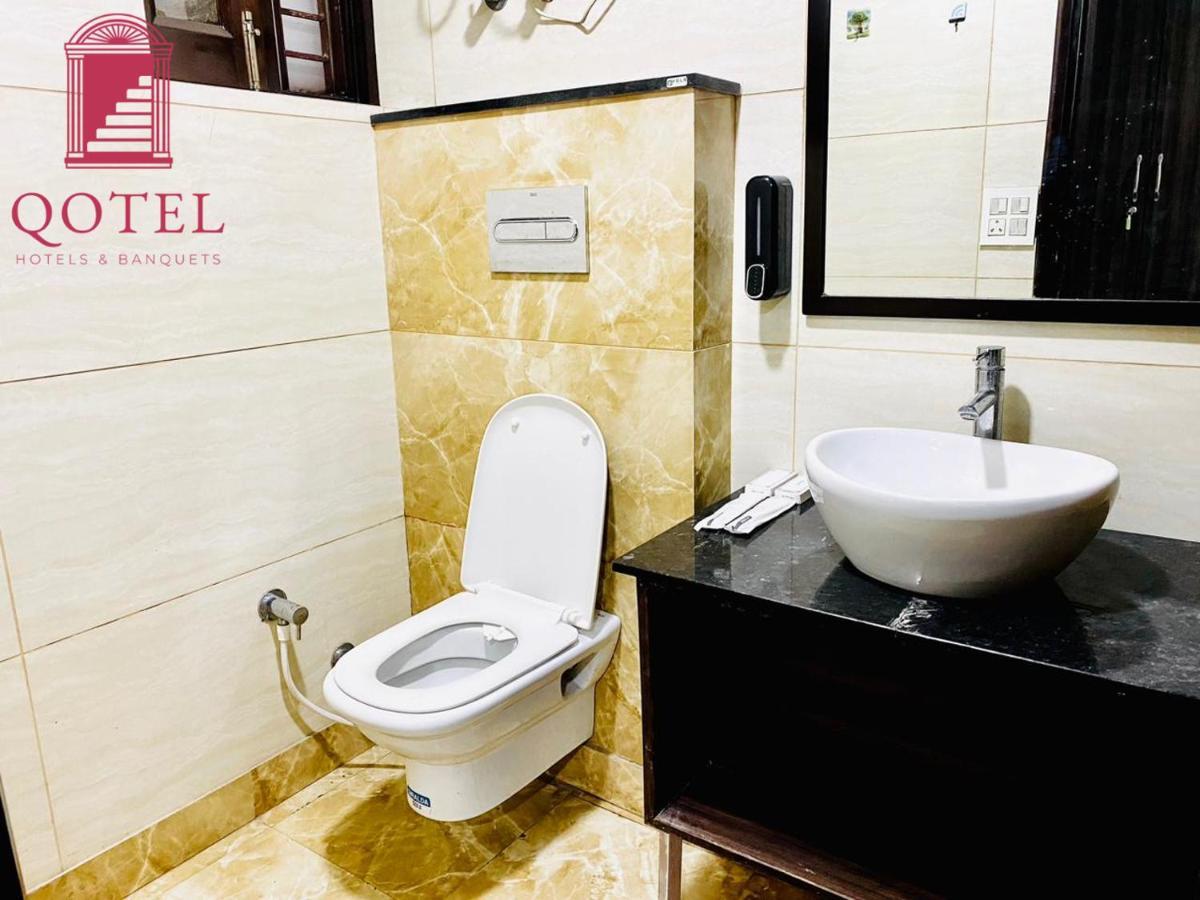 Qotel Hotel Rajouri Garden Above Ritu Marbles, Near Rajouri Garden Metro Station-Couple Friendly New Delhi Bagian luar foto