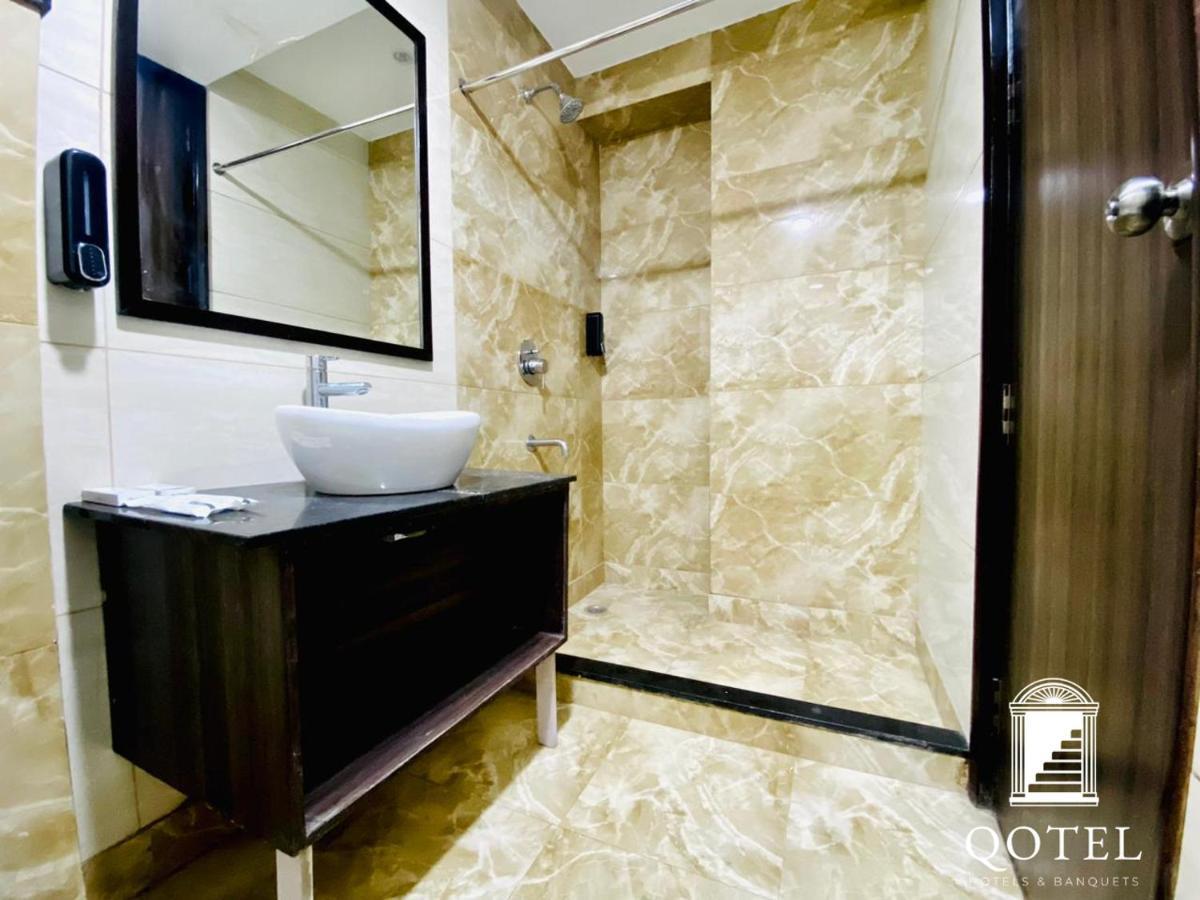 Qotel Hotel Rajouri Garden Above Ritu Marbles, Near Rajouri Garden Metro Station-Couple Friendly New Delhi Bagian luar foto