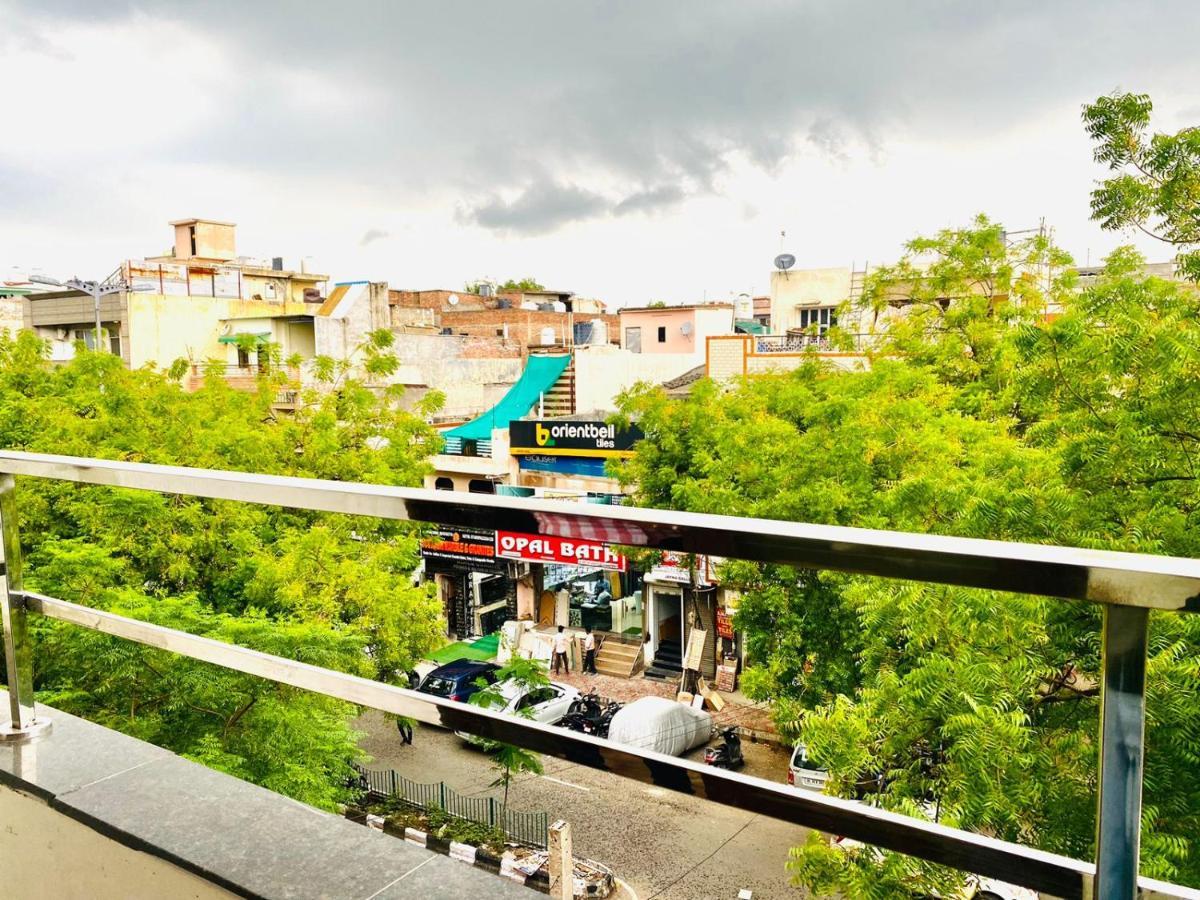 Qotel Hotel Rajouri Garden Above Ritu Marbles, Near Rajouri Garden Metro Station-Couple Friendly New Delhi Bagian luar foto