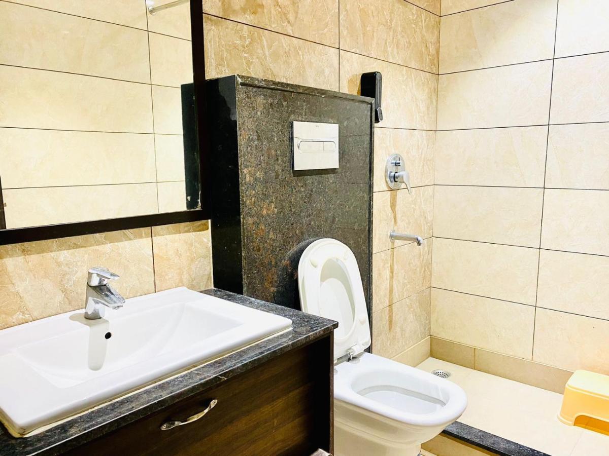 Qotel Hotel Rajouri Garden Above Ritu Marbles, Near Rajouri Garden Metro Station-Couple Friendly New Delhi Bagian luar foto