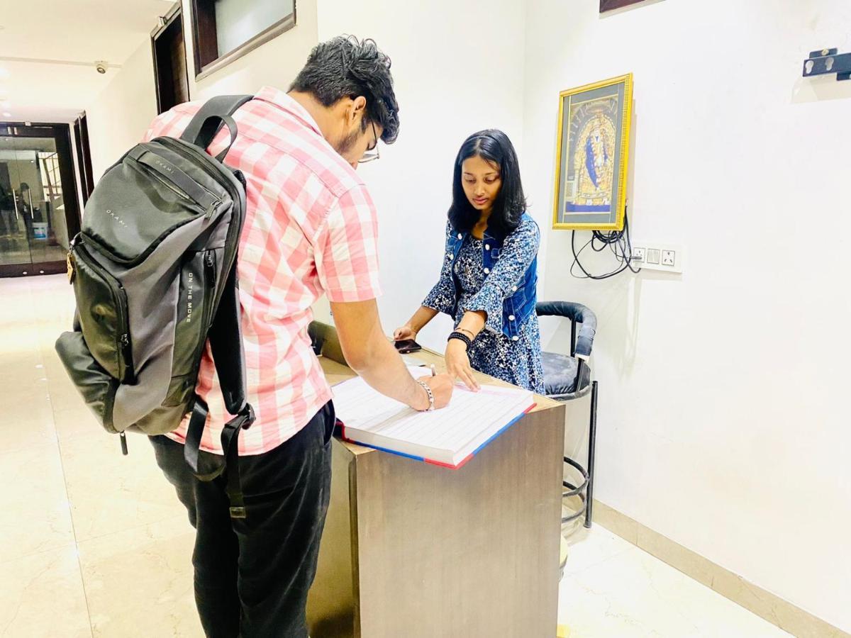 Qotel Hotel Rajouri Garden Above Ritu Marbles, Near Rajouri Garden Metro Station-Couple Friendly New Delhi Bagian luar foto