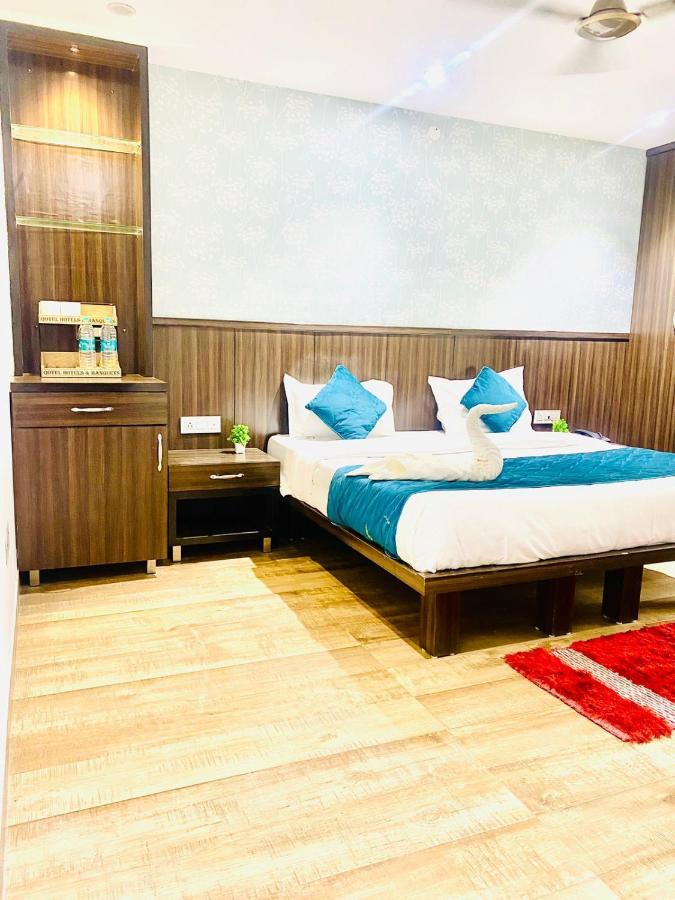 Qotel Hotel Rajouri Garden Above Ritu Marbles, Near Rajouri Garden Metro Station-Couple Friendly New Delhi Bagian luar foto