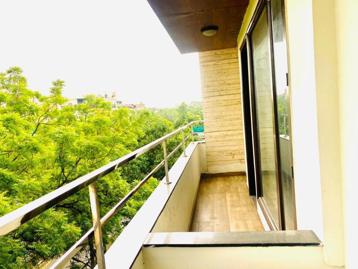 Qotel Hotel Rajouri Garden Above Ritu Marbles, Near Rajouri Garden Metro Station-Couple Friendly New Delhi Bagian luar foto