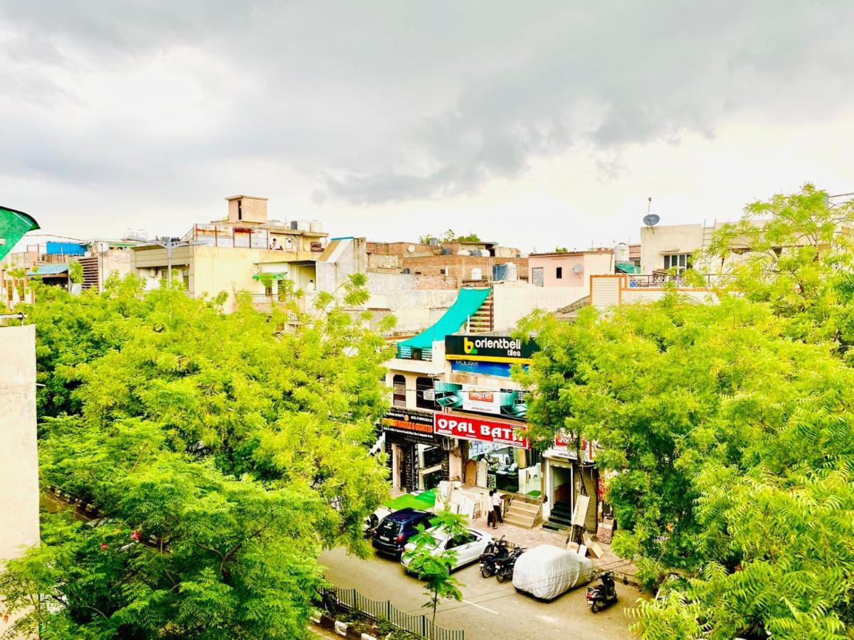 Qotel Hotel Rajouri Garden Above Ritu Marbles, Near Rajouri Garden Metro Station-Couple Friendly New Delhi Bagian luar foto