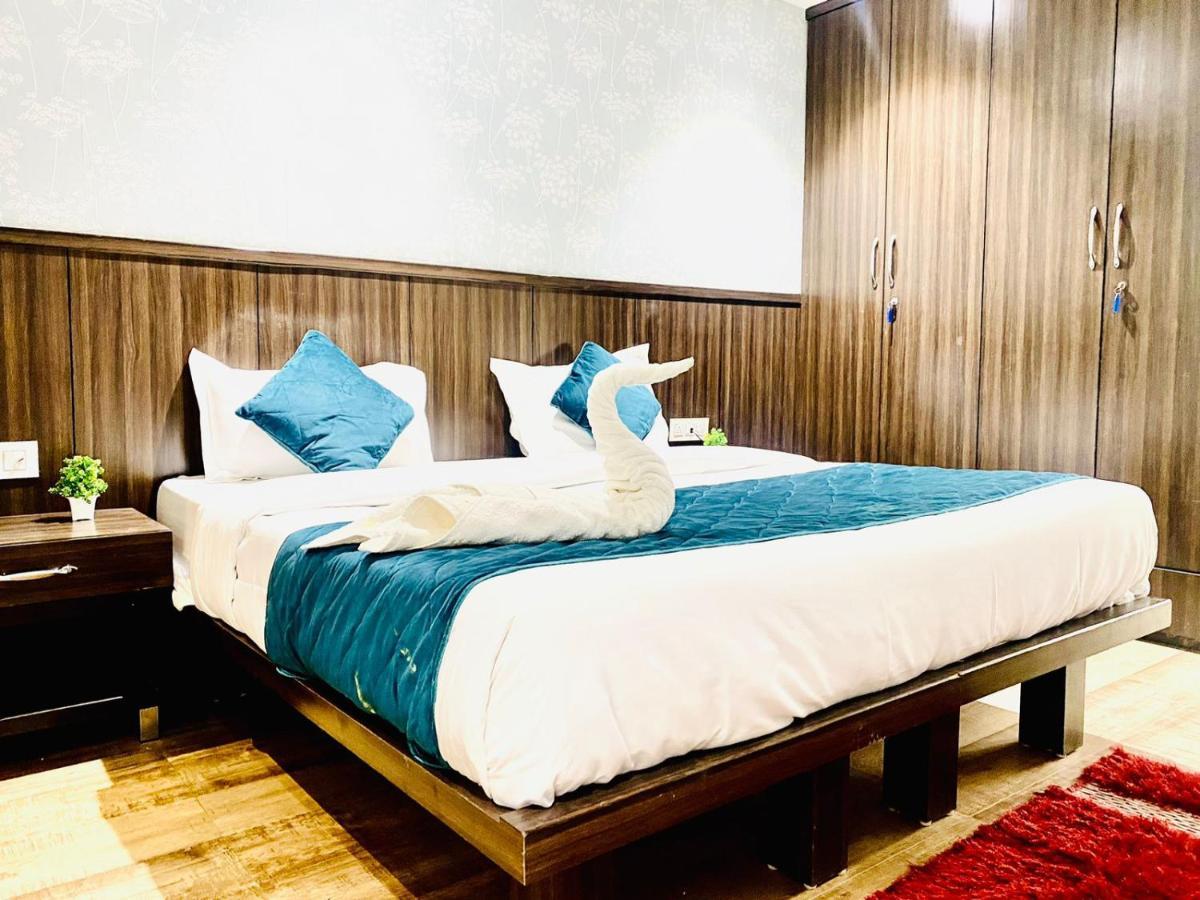 Qotel Hotel Rajouri Garden Above Ritu Marbles, Near Rajouri Garden Metro Station-Couple Friendly New Delhi Bagian luar foto