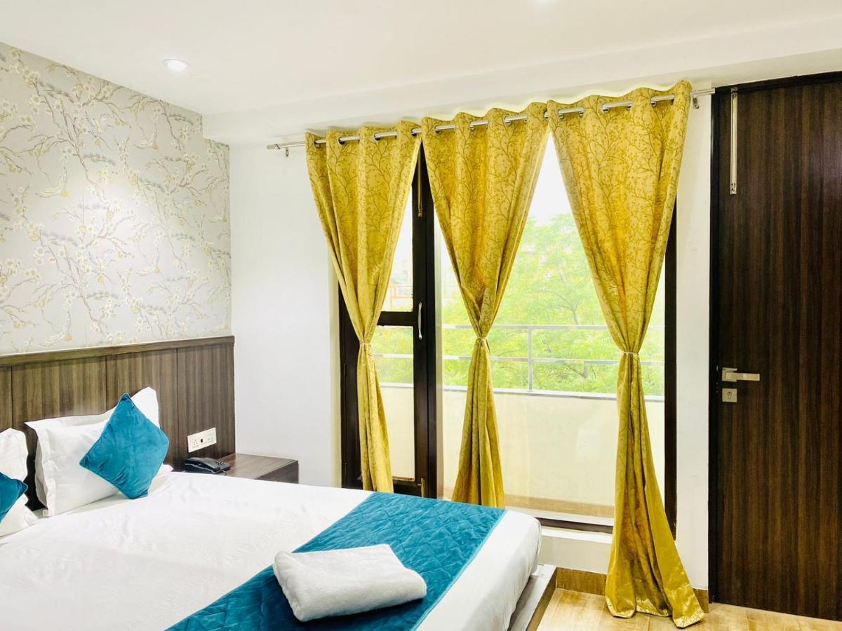 Qotel Hotel Rajouri Garden Above Ritu Marbles, Near Rajouri Garden Metro Station-Couple Friendly New Delhi Bagian luar foto