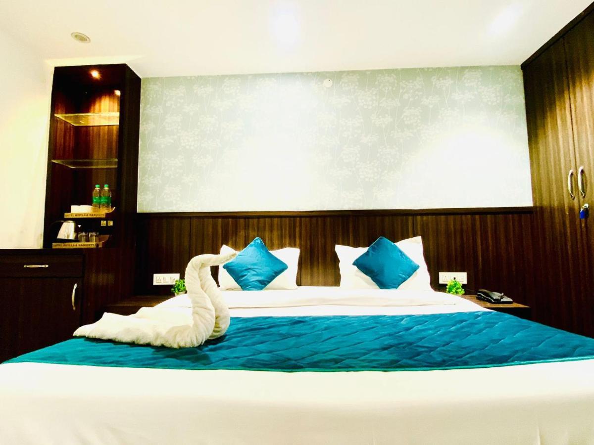 Qotel Hotel Rajouri Garden Above Ritu Marbles, Near Rajouri Garden Metro Station-Couple Friendly New Delhi Bagian luar foto