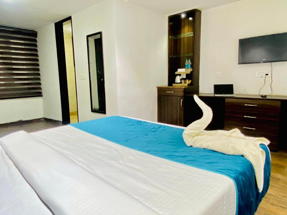 Qotel Hotel Rajouri Garden Above Ritu Marbles, Near Rajouri Garden Metro Station-Couple Friendly New Delhi Bagian luar foto