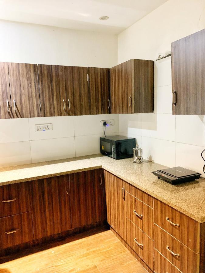 Qotel Hotel Rajouri Garden Above Ritu Marbles, Near Rajouri Garden Metro Station-Couple Friendly New Delhi Bagian luar foto