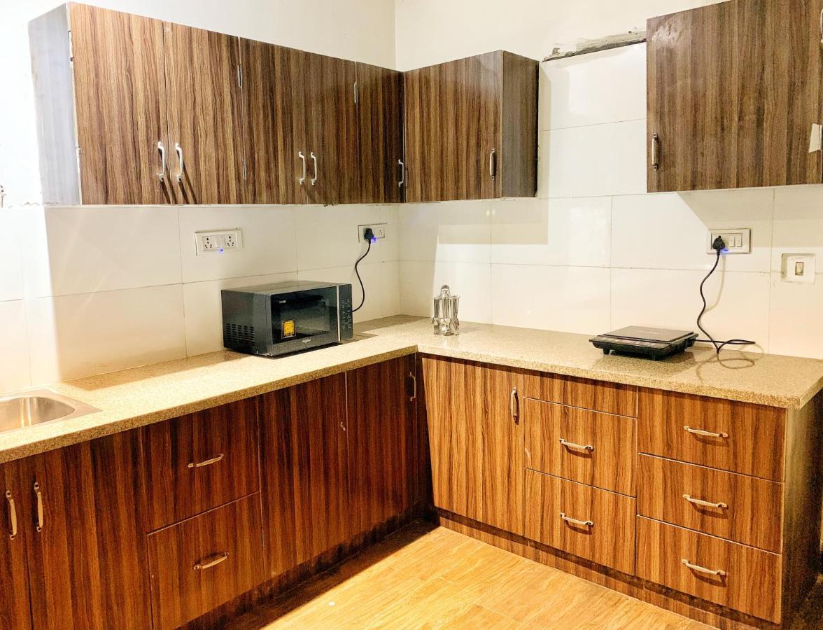 Qotel Hotel Rajouri Garden Above Ritu Marbles, Near Rajouri Garden Metro Station-Couple Friendly New Delhi Bagian luar foto